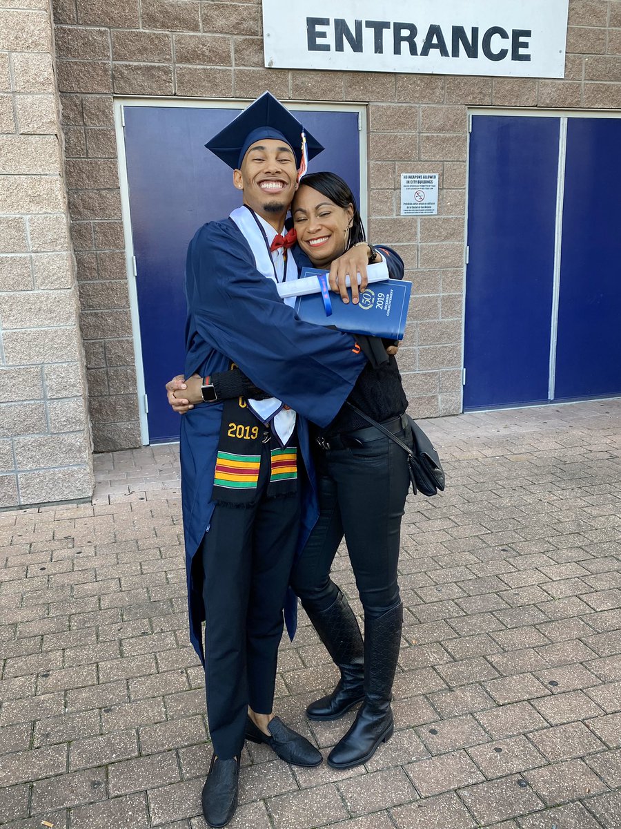daylin_arnette's tweet image. Officially an Alumni #UTSAGrad19 🥳