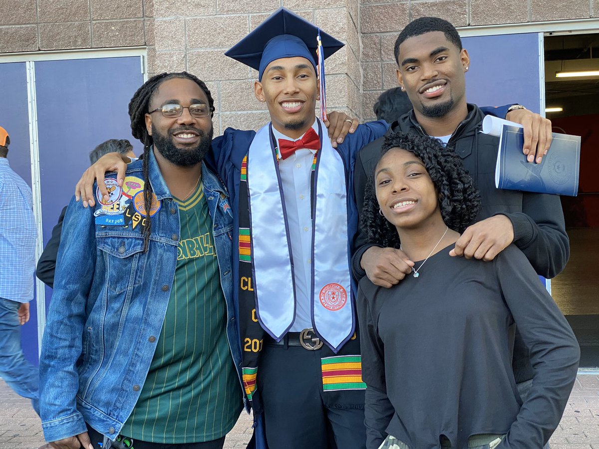 daylin_arnette's tweet image. Officially an Alumni #UTSAGrad19 🥳