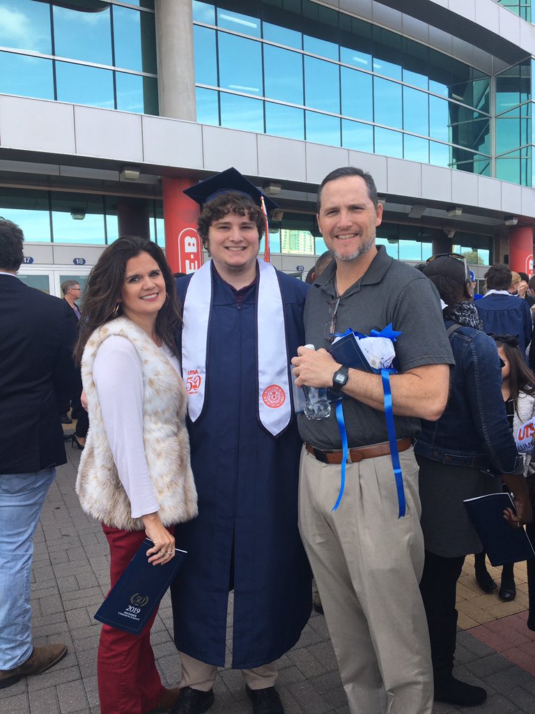 nthorntoncasa's tweet image. My #UTSAGrad19 #proudparents #21anddone