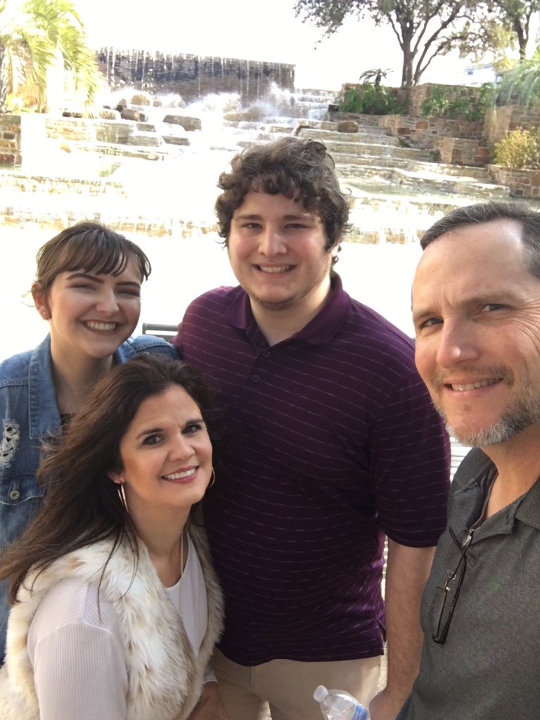 nthorntoncasa's tweet image. My #UTSAGrad19 #proudparents #21anddone