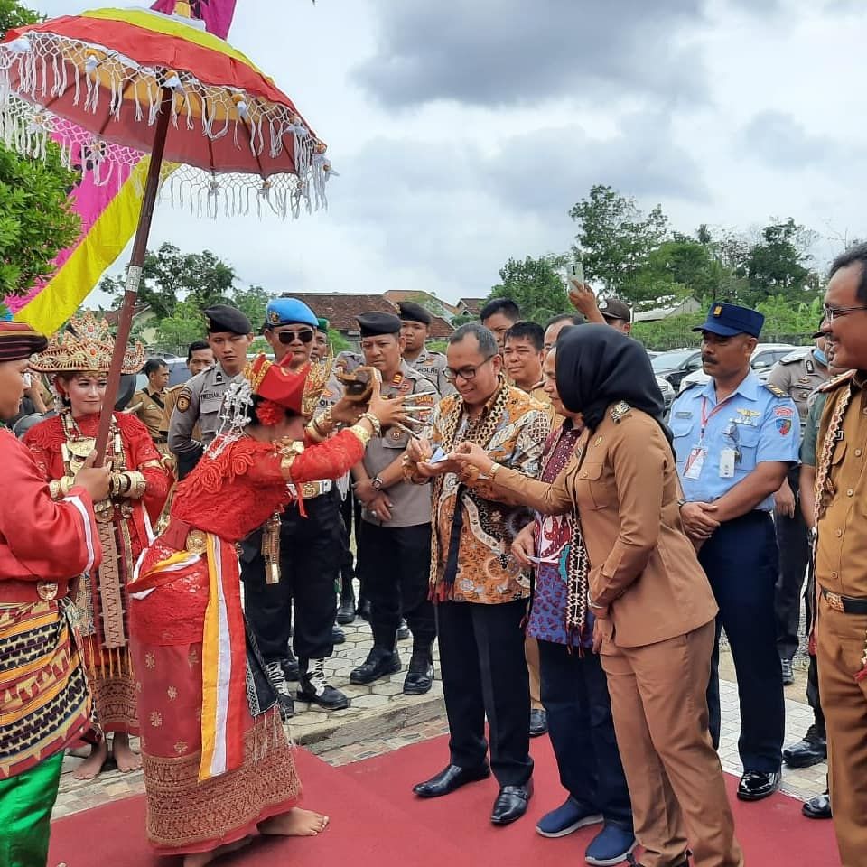 Winarti (Bupati Tulang Bawang lampung) beserta Armel Arifin selaku PLT Dirut smesco Indonesia menghadiri sekaligus meresmikan pembukaan acara 'Seminar &amp; Festival Usaha Ekonomi Kerakyatan &amp; Ekonomi Kreatif 2019 yang berlangsung di Tulang Bawang Provinsi Lampung pagi.
