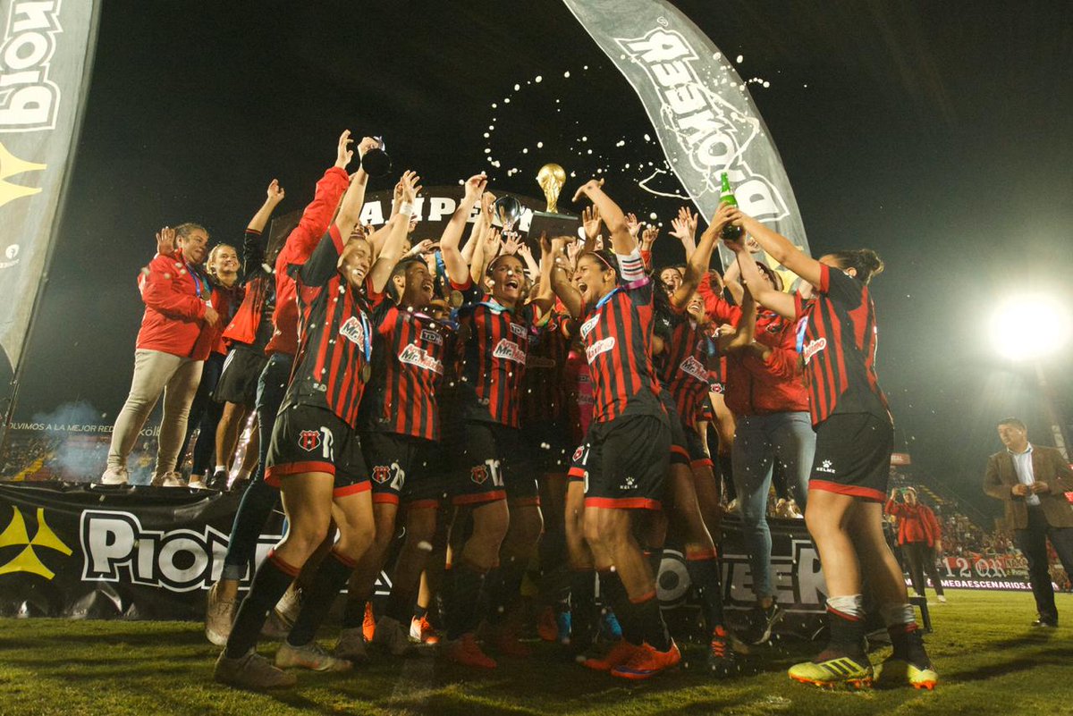 FannyT_LN's tweet image. La celebración de las muchachas de #Alajuelense #Codea en estadio lleno. 
📸 @golesmanudos