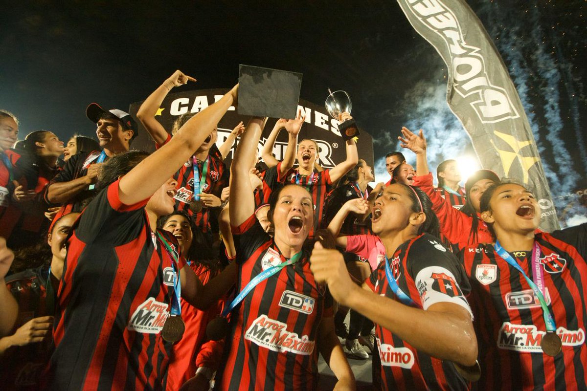 FannyT_LN's tweet image. La celebración de las muchachas de #Alajuelense #Codea en estadio lleno. 
📸 @golesmanudos