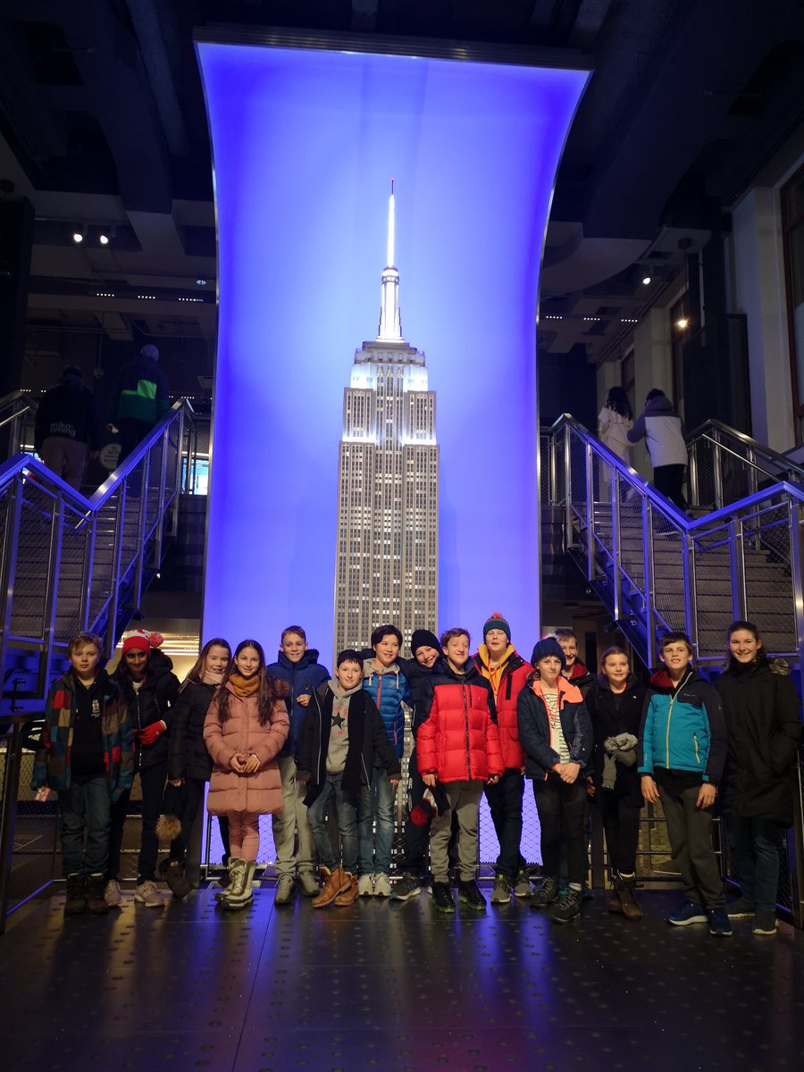 Cheam_English's tweet photo. Meal at the classic American dinner Big Daddy's followed by a visit to the Empire State building which offered a stunning view of New York skyline at night. We enjoyed pinpointing all the sites we visited during our stay in the Big Apple. https://t.co/XNLxmyzlzd