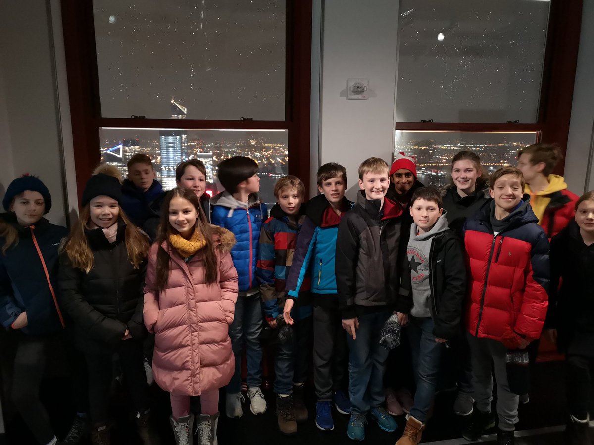 Cheam_English's tweet photo. Meal at the classic American dinner Big Daddy's followed by a visit to the Empire State building which offered a stunning view of New York skyline at night. We enjoyed pinpointing all the sites we visited during our stay in the Big Apple. https://t.co/XNLxmyzlzd