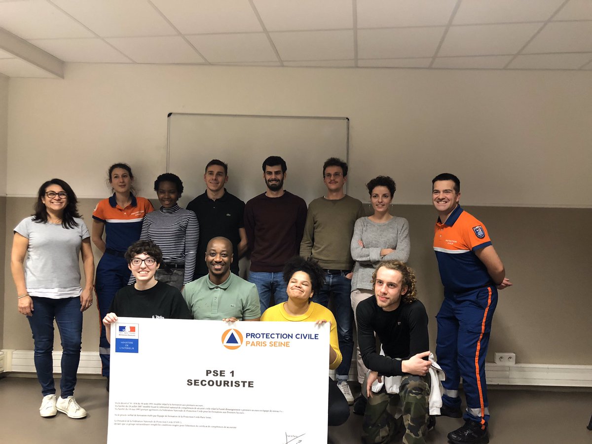 FormationPCPS's tweet image. Après le PSC1 nos volontaires @ServiceCivique @PCParisSeine @ProtecCivilefr viennent de suivre une semaine bien dense de PSE1. Bravo à eux pour leur engagement et leur travail !