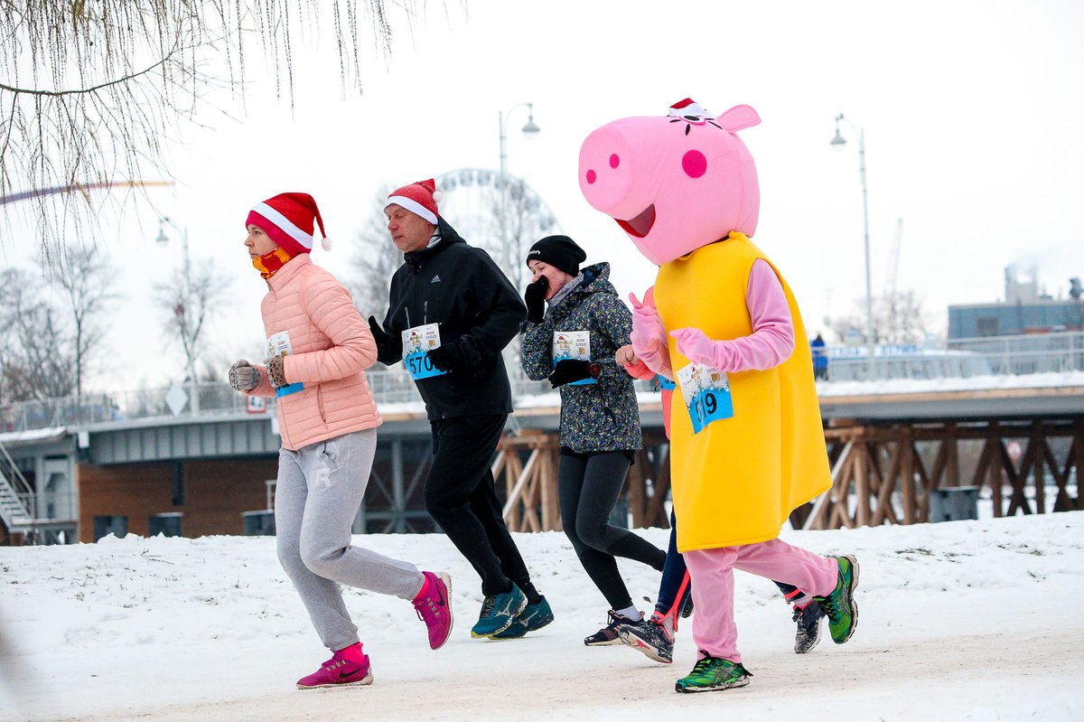 wnmarathon1's tweet photo. Дорогие друзья, до нашего старта остается чуть больше недели, а до закрытия регистрации всего 4 дня! Мы уже приготовили для вас кучу красных колпачков, медали и подарочки для победителей! Заявиться можно по ссылке :https://t.co/am5A4TRgoc  #новогоднийпробег https://t.co/0jcv89OPWb