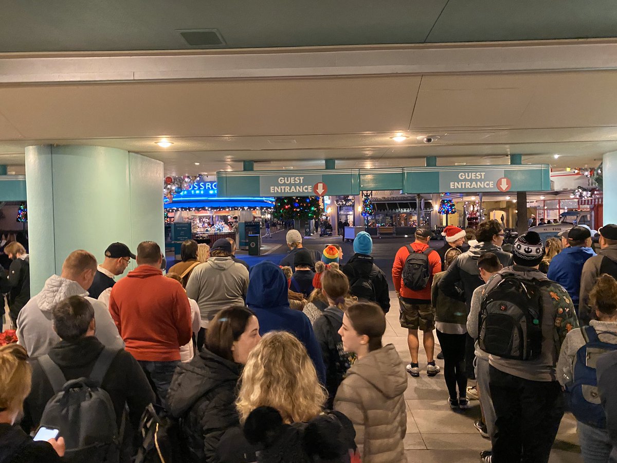 Blog_Mickey's tweet photo. Cars began to enter the parking lot at about 4:30am, and guests have made it to their next waiting point...the park entrance https://t.co/AoTr0FyxHD