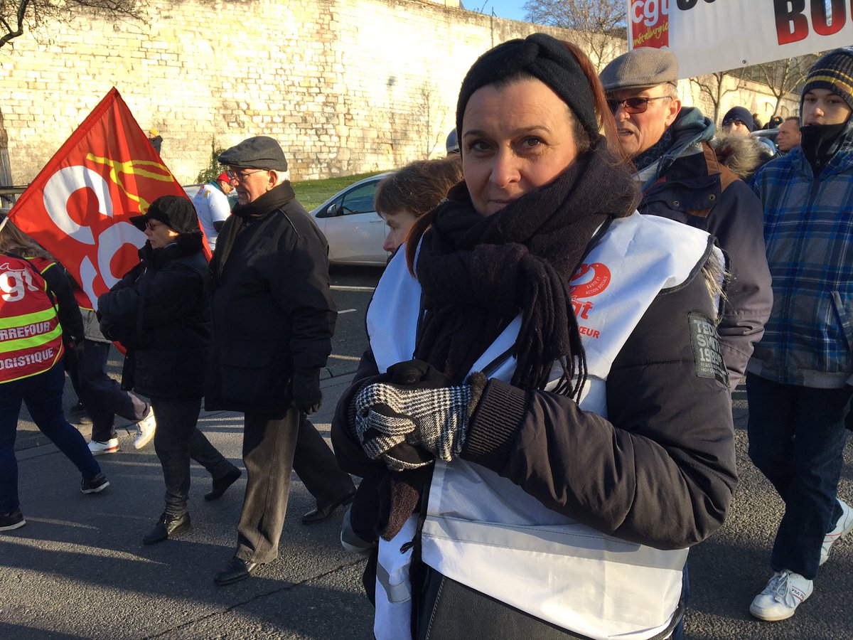 toma58's tweet photo. Dans le défilé contre la réforme des retraites a #bourges , Valérie, 50 ans, cadre de santé au centre hospitalier Jacques-Coeur de Bourges, CGT : « je travaille de nuit depuis plus de 10 ans, je ne sais même pas si ça sera reconnu en pénibilité » @leberry_fr https://t.co/XXkdwbK1Lc