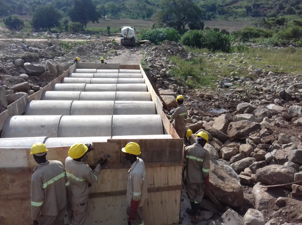 exodusandco_'s tweet photo. Chimanimani - Copa our team Laying 1200mm pipe.
————
#cycloneidai
#bridgeconstruction
#infrastracturedevelopment https://t.co/ZyCAXpyB8S