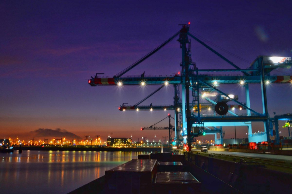 johan_klos's tweet image. Goedemorgen nog wat was die #dageraad weer mooi vanmorgen op de #2emaasvlakte #apm2 terminal #weerfoto #binnenvaart