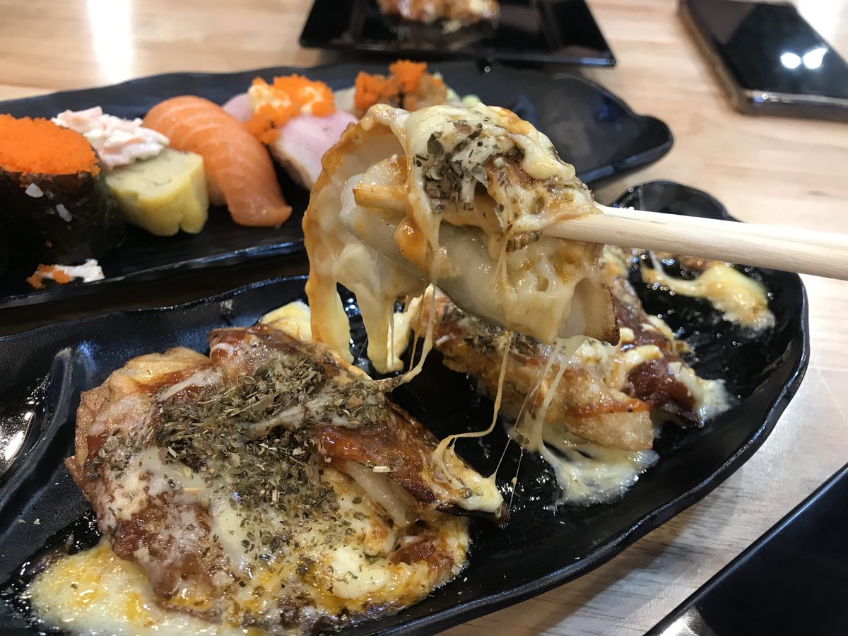Gindaichii's tweet photo. 📍Sushi Factory / มิกซ์จตุจักร

เจอของถูกอีกแล้ววว ร้านซูชิ ราคาเริ่มต้น 15 บาท มีราเมน ส้มตำ เกี๊ยวซ่า สลัด เยอะมากก เราสั่งเกี๊ยวซ่าหน้าพิซซ่าชีส กับซูชิคำๆ จะบอกว่าเกี๊ยวซ่านางเป็นเริ่ด ชีสตู้มมากกก คือรสพิซซ่าเลยอะ 6 ชิ้น 99 บาทเอง

@aroii @Kin24hrs #อร่อยไปแดก #อร่อยบอกต่อ https://t.co/tq3ZtJ8C1A