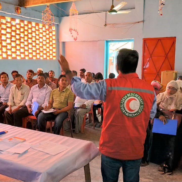 Taslim_Reza_'s tweet image. #RoadSafety awareness session for #HostCommunity, Ukhiya, Cox's Bazar. 30 Union Disaster Management Committee (#UDMC) members participated. Traffic rules &amp;amp; signal, defensive driving were contents &amp;amp; orientation on #EVCA followed session. #PMO, @BDRCS1, @RedCross
@IFRCAsiaPacific.
