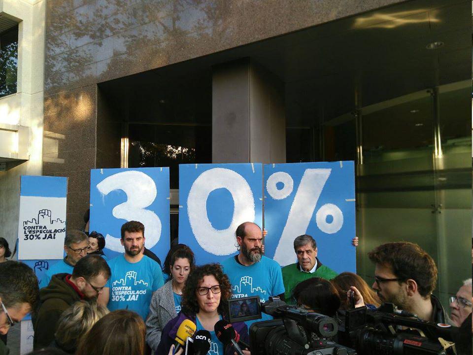 Avui fa 1⃣ any de l'aprovació del 30% d'habitatge protegit a #Barcelona! 🎂 Ho celebrem recordant que sense la lluita de les entitats socials i tot el suport rebut, no ho hauríem aconseguit!💪
Vam guanyar-lo a pols i seguim dient amb orgull  #Hola30x100
pahbarcelona.org/ca/comunicat-b…