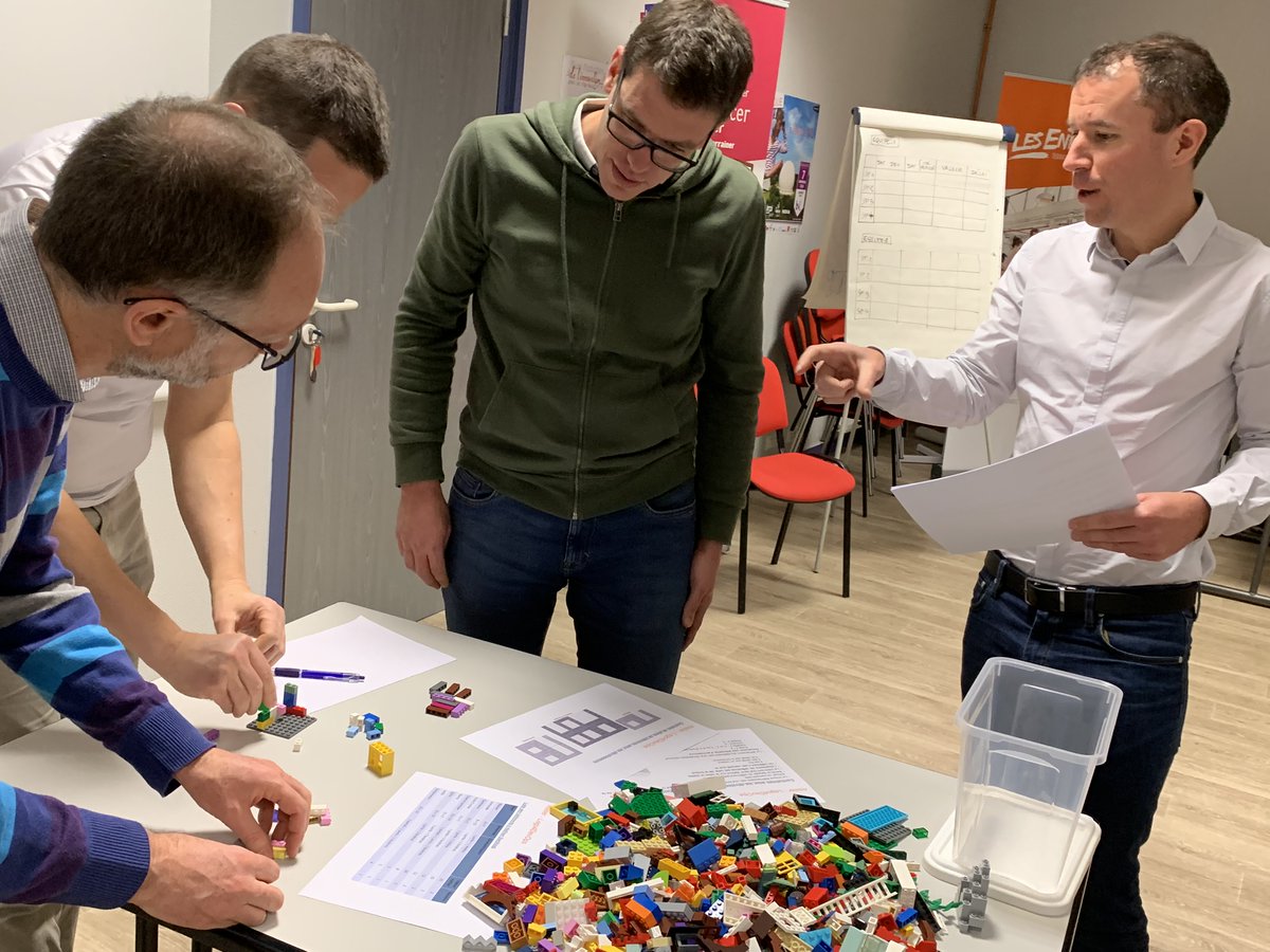 [LIVE] Dernier atelier du cycle #Agile animé par <a href="/ArmorAgile/">Armor Agile</a> sur le thème de la démarche #Devops. Les logos et post-its sont de sortie!