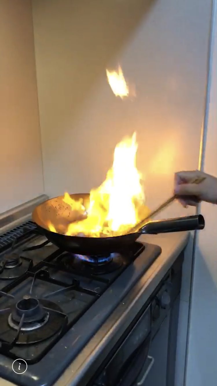 ぶりっつ これはフランベではなく火事なのでは T Co Anj4fgu5jq Twitter