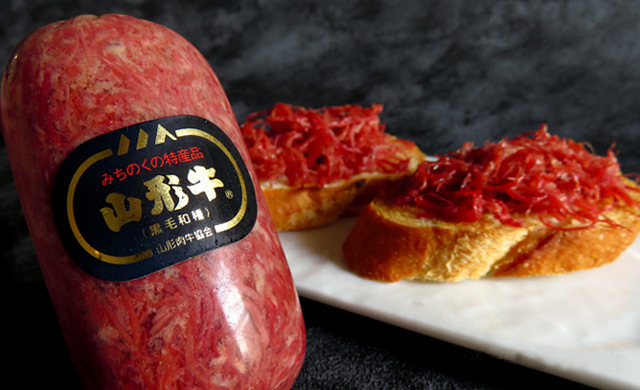 cda_catering's tweet photo. トリコロールランドのご紹介！

肉業界のカリスマ「加藤敦」さんが営む「加藤牛肉店」さん！塩漬け「山形牛」を手でほぐし17種類のスパイスを効かせた特製スープで味付けした山形牛100％ｺﾝﾋﾞｰﾌがたっぷり入った特製ｺﾝﾋﾞｰﾌ焼きそば！食べなければ絶対後悔します！

#fmarinos 
#fctokyo https://t.co/hwKZWbGTn4