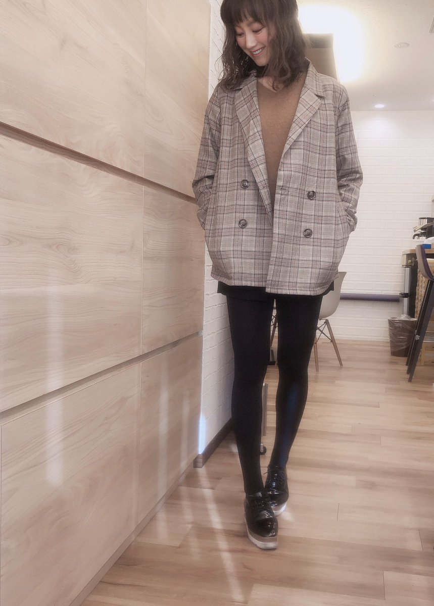 fukushimawakana's tweet image. 今日はスタジオからスタート✋

久しぶりに本日のファッションでも👖
ジャケットにショートパンツです😄
本当は素足にブーツ履きたかったけど、寒さに勝てなかったぁー❄️（笑）

ちなみにタイツは…

#180
#デニール
#かなり
#分厚い
#ちょうど良い
#本日の
#ファッション

ameblo.jp/fukushima-waka…