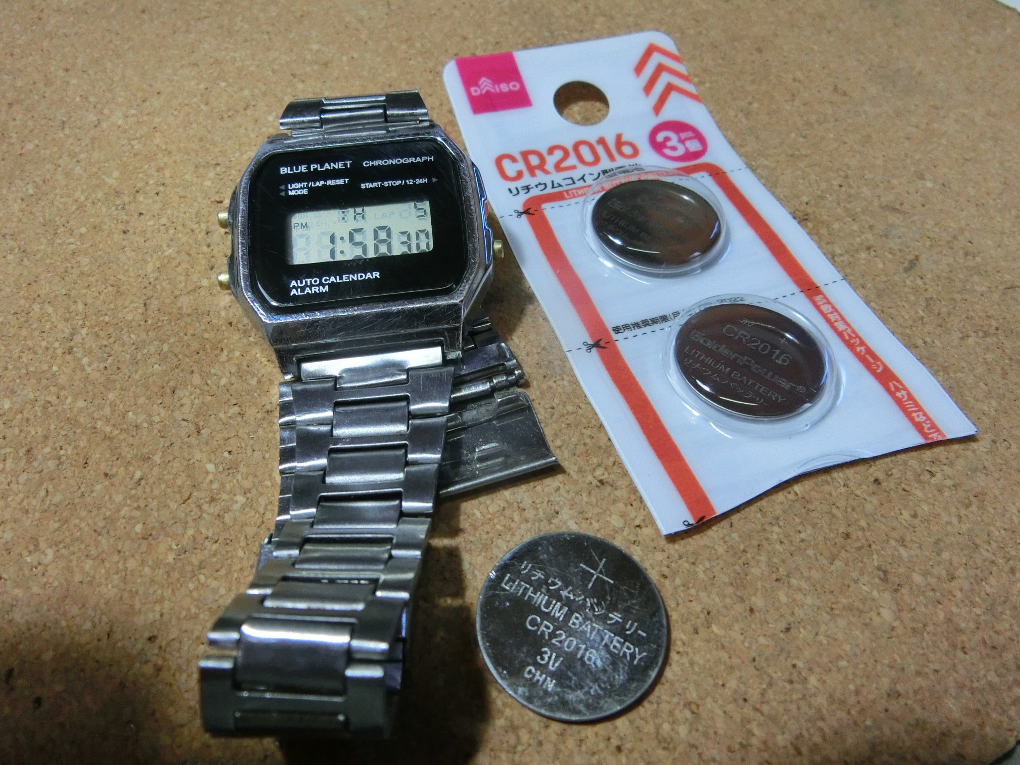 ごろねこ ダイソーの300円時計 音がならなくなったので電池を交換 した 購入は18年7月で 約一年半電池がもった アラームと時報は常にonで使用 もちろん 電池もダイソーで購入 ダイソー 時計 電池交換 ブループラネット Blueplanet T Co