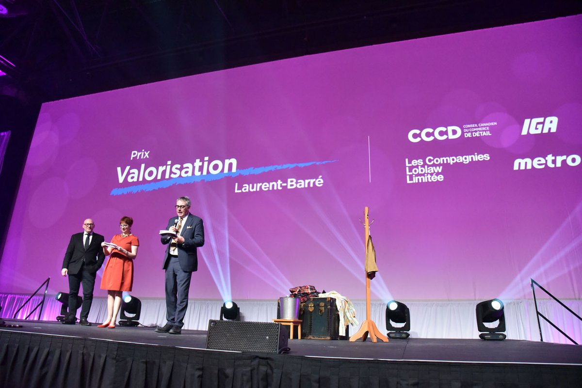 upaqc's tweet photo. Gala #congresupa Prix valorisation 😊 Syndicat de l'UPA des Basses-Laurentides pour L’escouade des fermiers en ville! 🎉! https://t.co/hv0ML8EbAI Présenté par @CCCD_Quebec @IGAQC #vivelabouffe @LoblawCies #Metro #AgQc https://t.co/rdKDb3OOTx