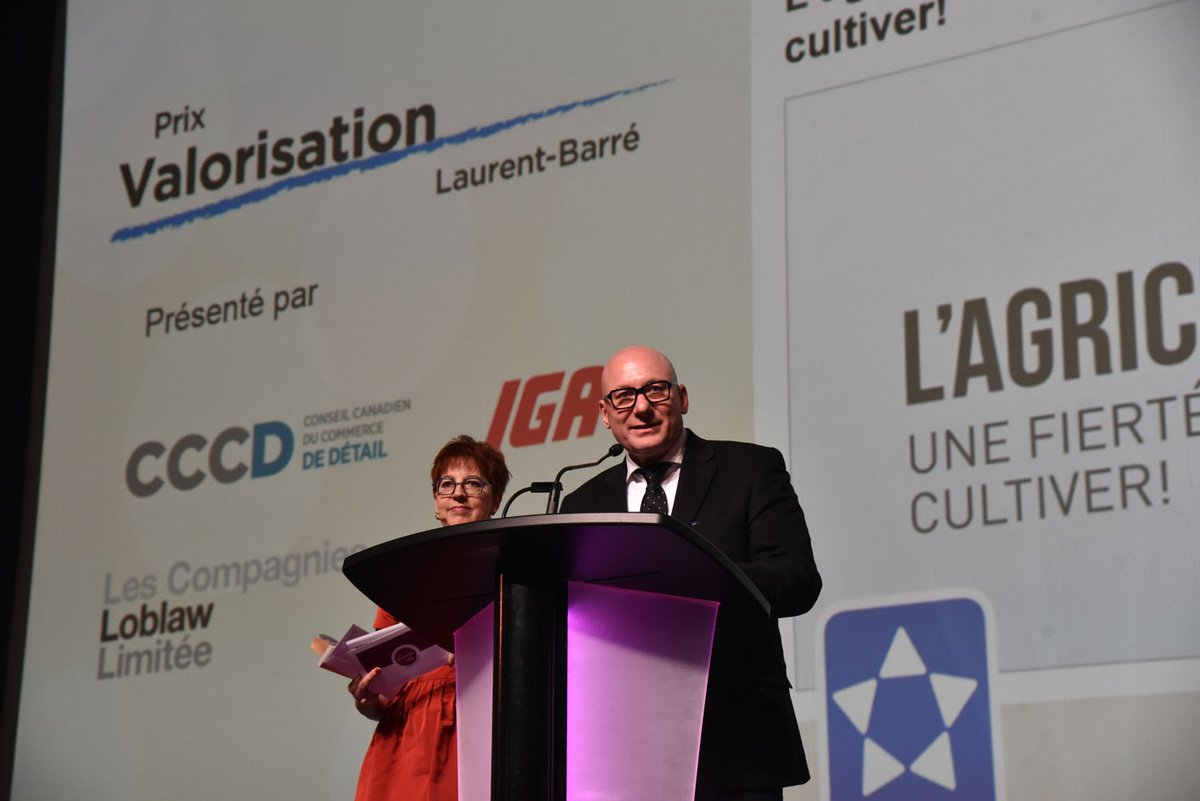 upaqc's tweet photo. Gala #congresupa Prix valorisation 😊 Syndicat de l'UPA des Basses-Laurentides pour L’escouade des fermiers en ville! 🎉! https://t.co/hv0ML8EbAI Présenté par @CCCD_Quebec @IGAQC #vivelabouffe @LoblawCies #Metro #AgQc https://t.co/rdKDb3OOTx