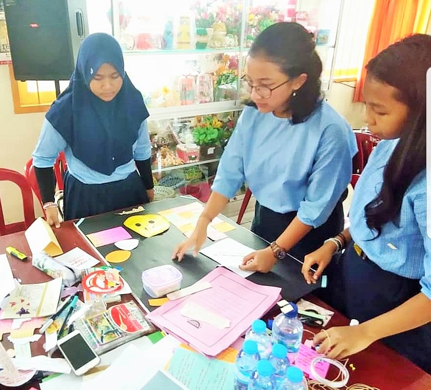 ProgramMAMPU's tweet photo. Angka kekerasan seksual terhadap anak di Kota #Ambon semakin meningkat. Dalam rangka #16HAKTP2019 #MitraMAMPU GASIRA Maluku bekerjasama dengan 5 SMP di Kota Ambon melaksanakan Lomba Majalah Dinding dengan tema "Kekerasan Seksual terhadap Anak" #16DaysofActivism2019 #GerakBersama https://t.co/Ayw6ZRUpCS
