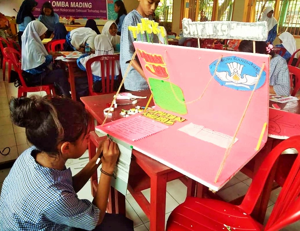 ProgramMAMPU's tweet photo. Angka kekerasan seksual terhadap anak di Kota #Ambon semakin meningkat. Dalam rangka #16HAKTP2019 #MitraMAMPU GASIRA Maluku bekerjasama dengan 5 SMP di Kota Ambon melaksanakan Lomba Majalah Dinding dengan tema "Kekerasan Seksual terhadap Anak" #16DaysofActivism2019 #GerakBersama https://t.co/Ayw6ZRUpCS