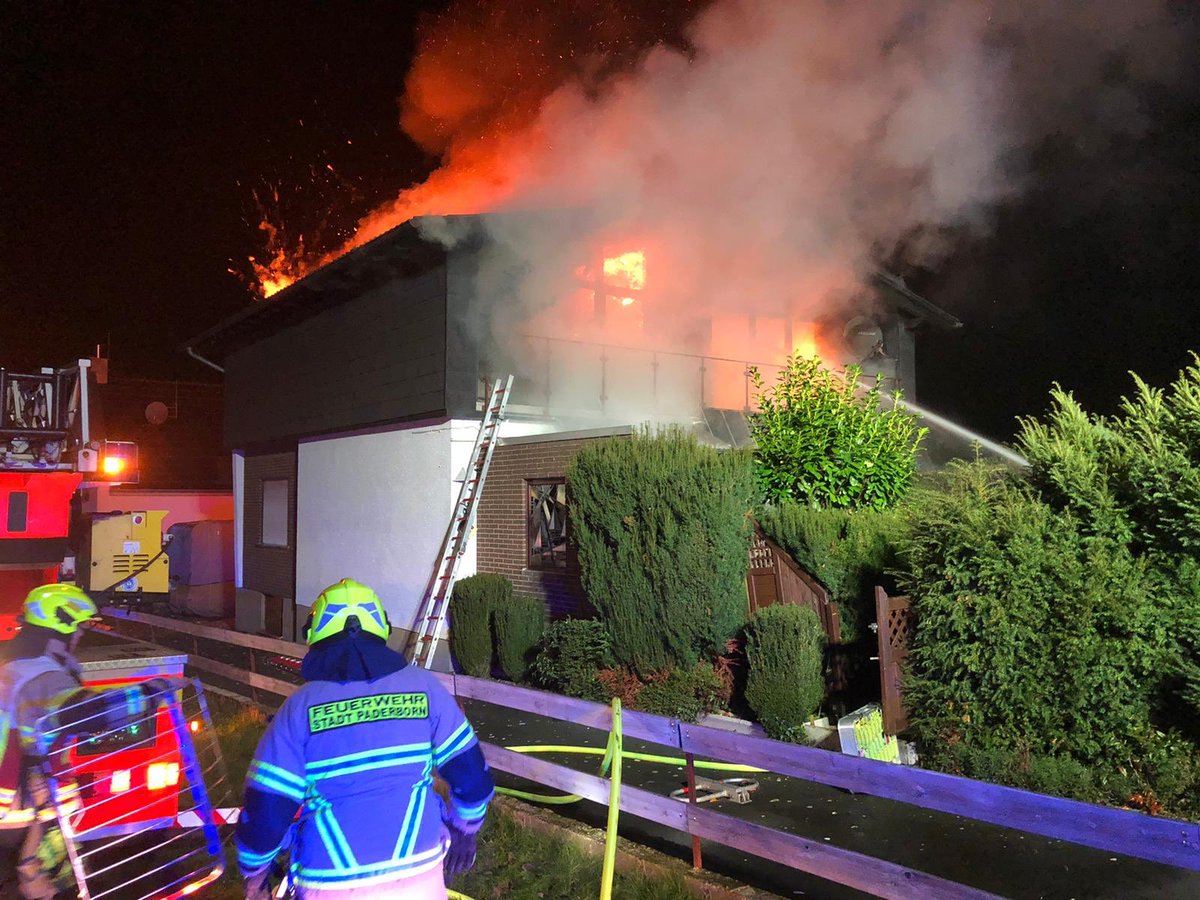 Dachgeschoss-/Wohnhausbrand in der Stephanusstrasse um 3:39 Uhr.

Zwei Personen wurden über eine Drehleiter gerettet und zum Krankenhaus transportiert. 

#Einsatz #Feuerwehr #Paderborn