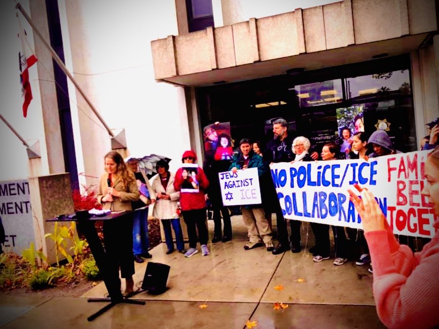 sg_chambita's tweet photo. #Sacramento communities aren’t going to sit back while @sacsheriff #ScottJones violates state law to help ICE separate another family.   
 
#ICEoutofSactown #CAValues #WeCelebrateSanctuaryHere   
(Photo credit:  @NorResist) https://t.co/lW76Q2RsBB