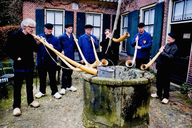 ervebrooks1's tweet photo. Erve Brooks houdt traditie de hele decembermaand in ere. In de 'olde kökken' met alle winterse gezelligheid van dien. Op de zondagen 1, 8, 15, 23 en 29 december, op de zaterdagen 21 en 28 december en op 5 januari worden van 14.00 uur tot 16.00 uur kniepertjes gebakken. https://t.co/wFI2Hhn163