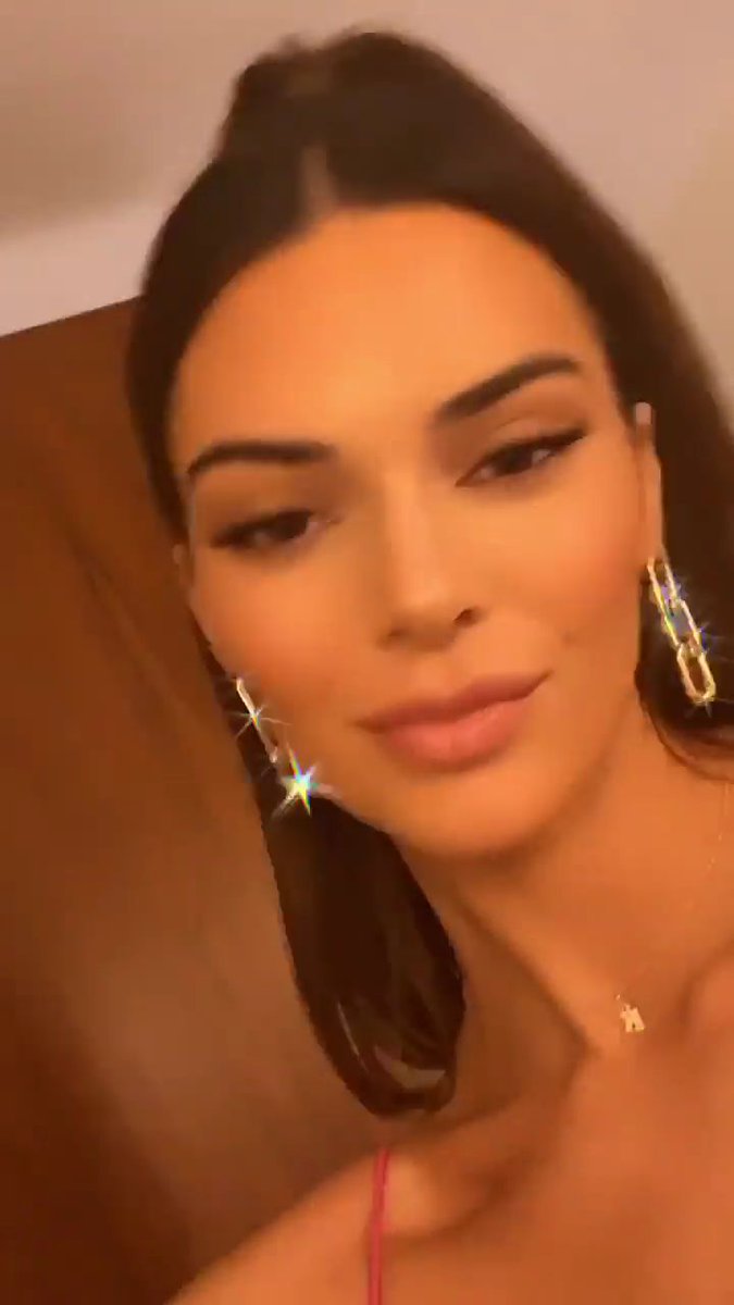 stanlisariken's tweet photo. Kendall Jenner is beautiful @kendalljenner https://t.co/xyhCBEn4db