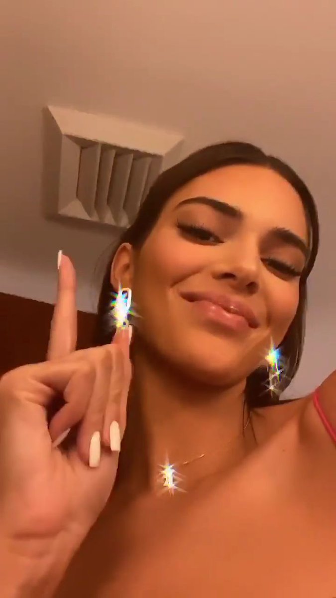 stanlisariken's tweet photo. Kendall Jenner is beautiful @kendalljenner https://t.co/xyhCBEn4db