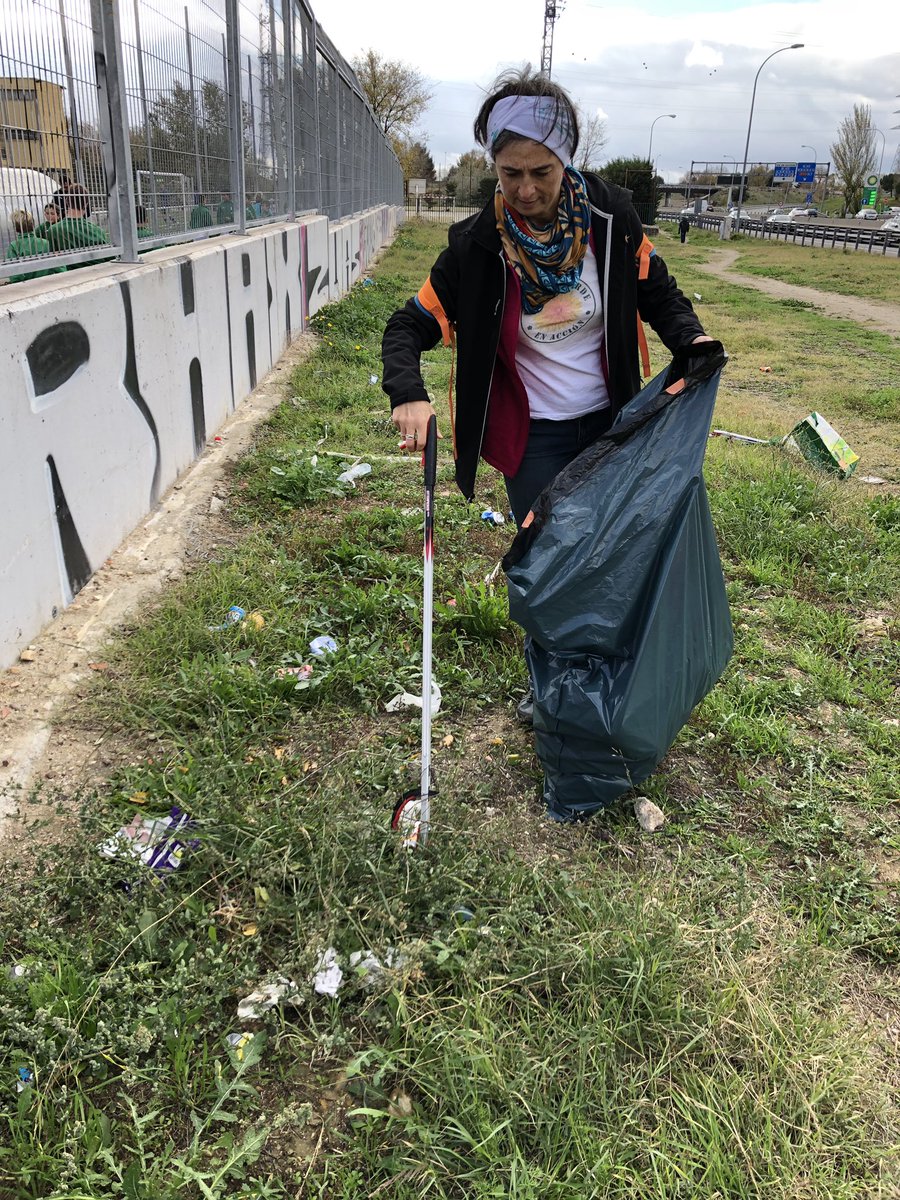 poblado_verde's tweet photo. GRACIAS a l@s voluntari@s en la recogida y plantación del sábado. En solo 3 horas conseguimos sacar más de 40kg de #basuraleza de nuestra querida rincón de la #biodiversidad. Además esta vez hemos realizado una plantación de árboles y arbustos 🌳🌳. Suerte chiquinines... 🌎❤️🙏 https://t.co/l5aHwGbceL