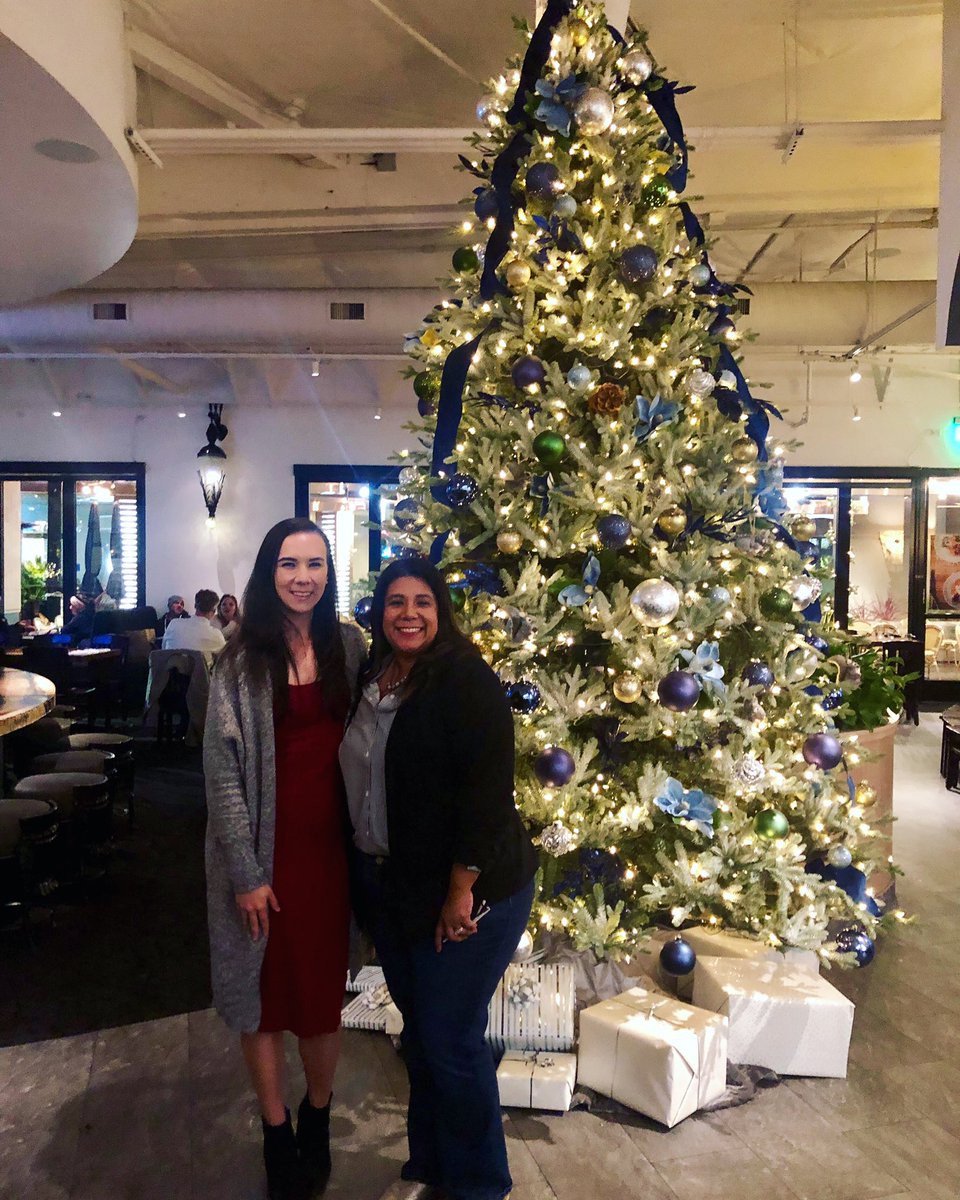 hi_ericabrown's tweet photo. Spent a wonderful Wednesday evening with my sister Melissa of the @AlphaChiOmegaHQ Foundation. Thank you for visiting #Sacramento
❤️💚
#AXOSac
#AXOmorethan4 https://t.co/0dxO9s6Ast