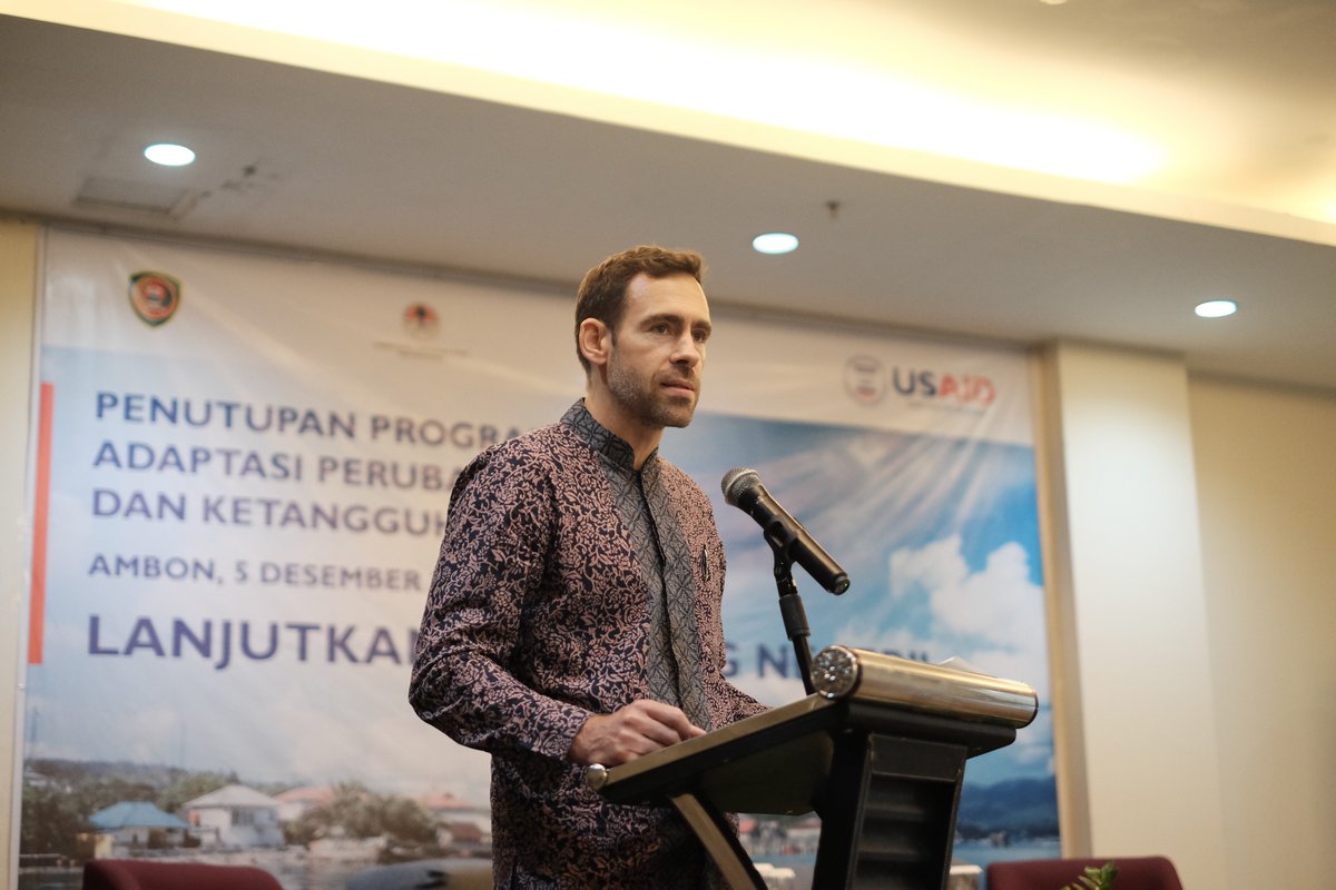USAID_APIK's tweet photo. Pagi ini di Hotel Amaris Kota Ambon, #USAIDAPIK memberikan apresiasinya kepada Provinsi #Maluku atas upaya dan kerja sama yang telah dibangun sejak tahun 2016 untuk membangun #ketangguhan terhadap dampak iklim. Kegiatan ini sekaligus menutup perjalanan program APIK di Maluku. https://t.co/HcWIa0tQdu