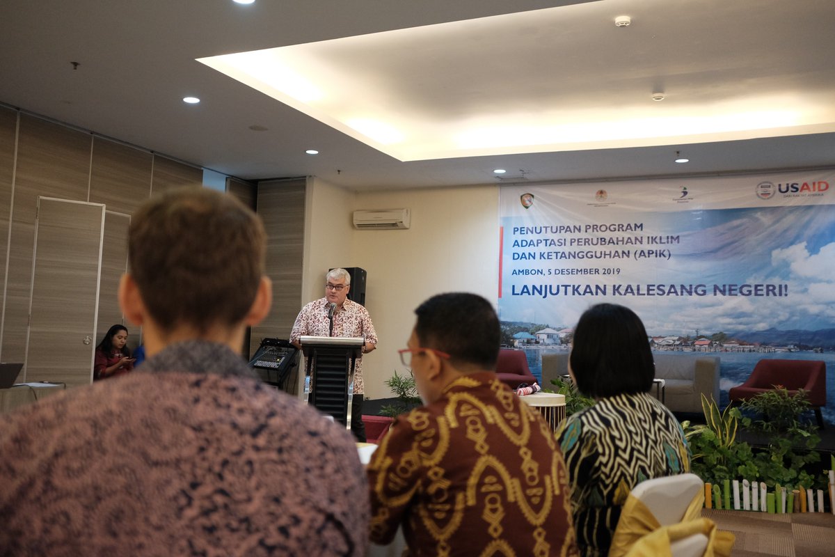 USAID_APIK's tweet photo. Pagi ini di Hotel Amaris Kota Ambon, #USAIDAPIK memberikan apresiasinya kepada Provinsi #Maluku atas upaya dan kerja sama yang telah dibangun sejak tahun 2016 untuk membangun #ketangguhan terhadap dampak iklim. Kegiatan ini sekaligus menutup perjalanan program APIK di Maluku. https://t.co/HcWIa0tQdu