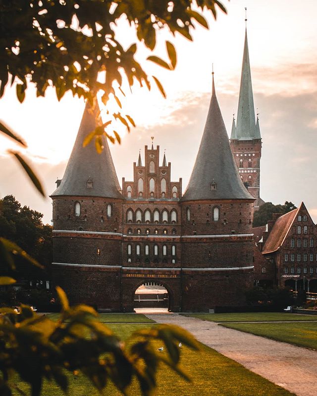 Imagine if this was the entrance or gateway to your home, your town or neighborhood?  #GoodUrbanism means dignified entrances and portals.  #Lübeck