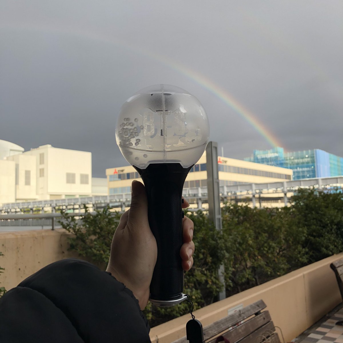 bts_00jm's tweet photo. みなさんお久しぶりです😸
MAMA行って来ました🥰🥰 
相変わらず、うりじみんちゃんはかっこ良過ぎました♥️♥️
そして虹も出て素敵なライブになりました🌈☀️ https://t.co/F3PQdsrmZJ