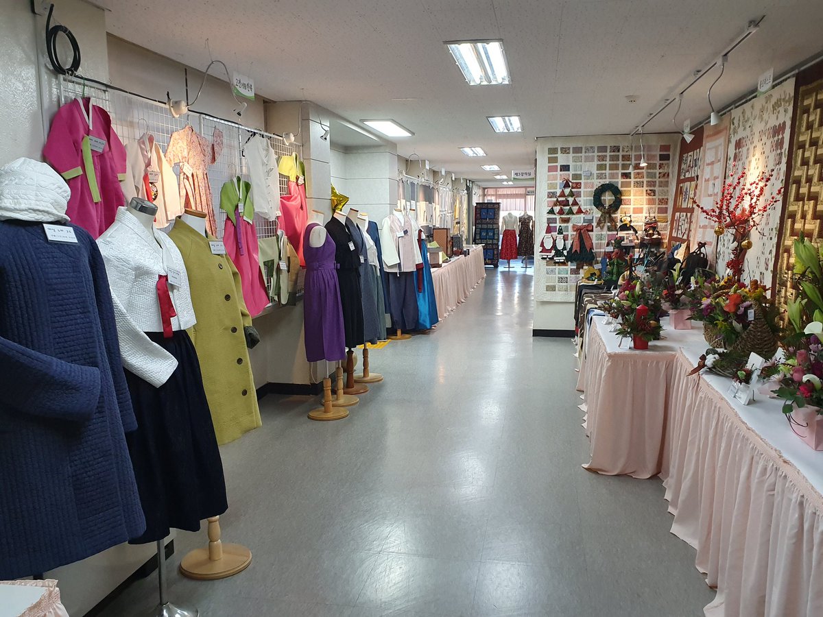 lemi2958's tweet image. 성남시 여성복지회관 2019 실버대학 수료식 및 작은 작품 전시회가 진행되었습니다. 사전공연과 복지국장님의 축하 노래로 더욱 흥겨운 수료식이 되었고 작년보다 더욱 풍성해진 전시회로 한 해를 마무리했습니다~~한 해 동안 수고 많으셨습니다~^^ #성남시 #여성가족과