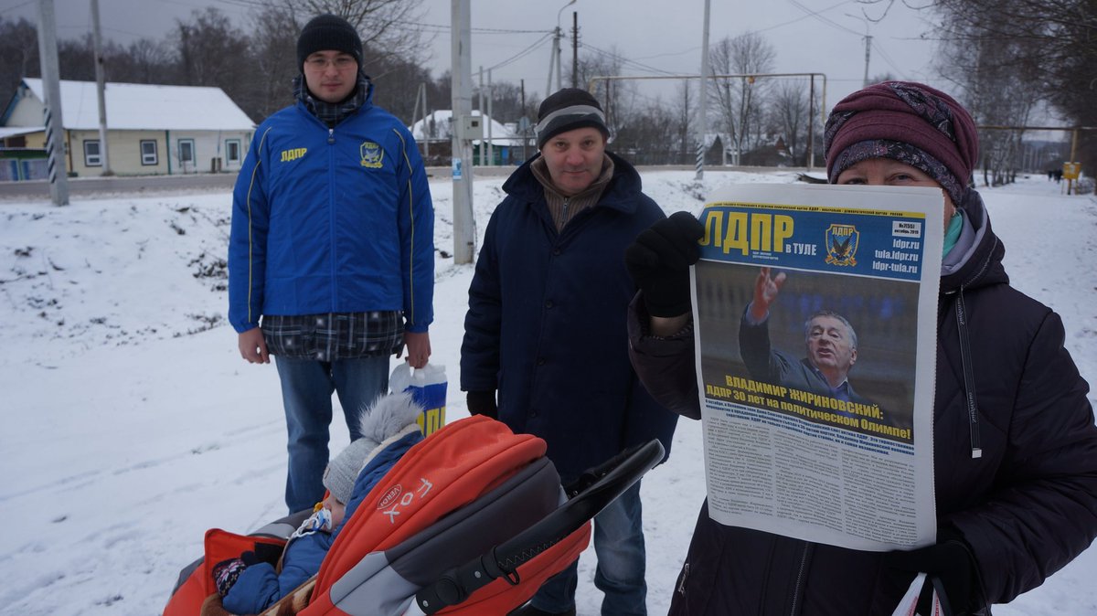 Вместе с активистами МОО "Время молодых" распространили газету "ЛДПР в Туле" в поселке Ревякино и пообщались с жителями