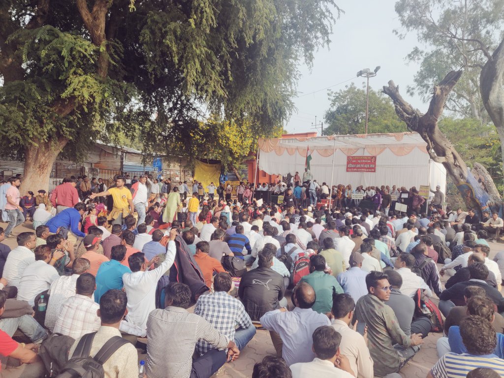 Satyendra_Geo's tweet photo. मोड़ा-मोड़ी हे रहे परेशान, आज नियुक्ति दो सरकार !!
#MPAPJOINING  #MP_मांगे_जवाब 
@INCMP @jitupatwari @JansamparkMP @ZeeNewsHindi @ndtv @ravishndtv @OfficeOfKNath @rashtrapatibhvn https://t.co/mq9aDYjC0w