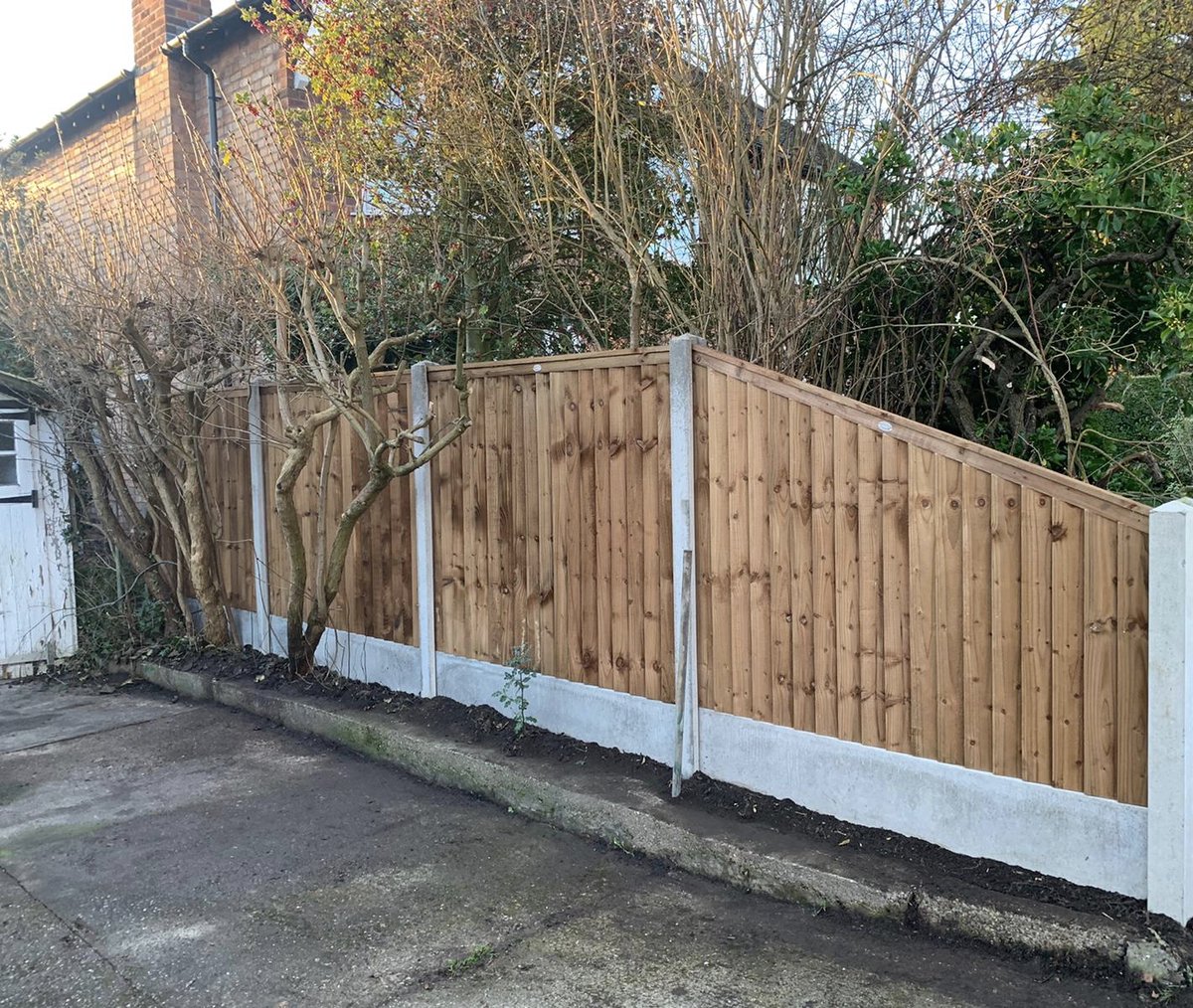 lefencing's tweet photo. A fence we have just fitted in Beeston. A great effort by the lads. #gardenfencing #concrete #premiumfencing #gravelboards https://t.co/BHrm7Oiako