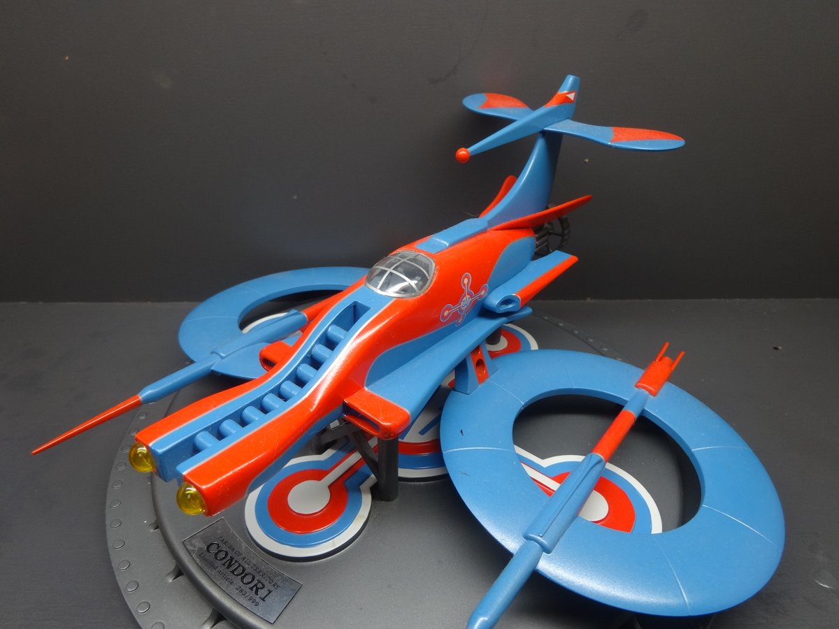 豪血ゼンゼイf X ウルトラマンタロウのコンドル1号って航空機としてみるとまるで航空力学に喧嘩でも売ってんのかと思うけど このデザインじゃなきゃダメなくらい正直にかっこいい機体だと思う ウルトラマンタロウ ウルトラメカ コンドル1号