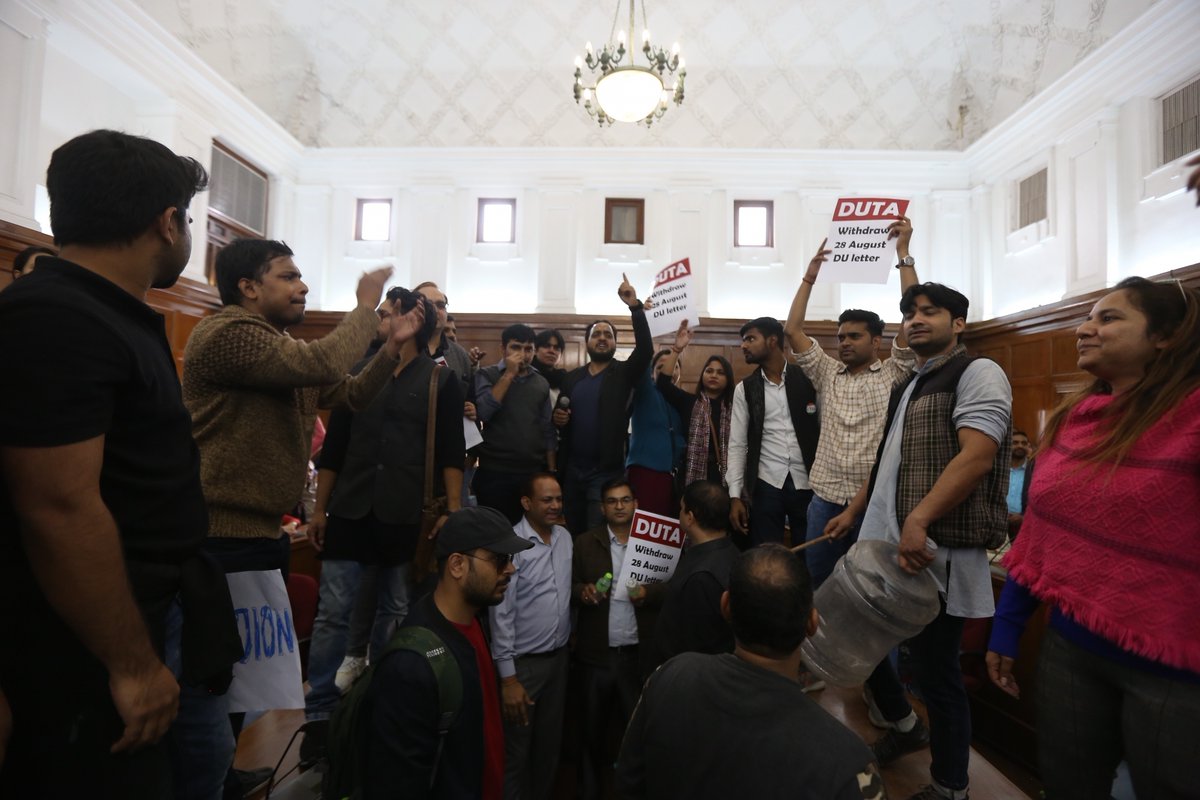 ians_india's tweet image. Following a day-long massive protest against non-payment of salaries for several months to hundreds of #DelhiUniversity teachers, #MHRD officials will now meet the Delhi University Teachers&apos; Association (#DUTA) on Dec 5 evening to resolve the issue.

Photo: IANS