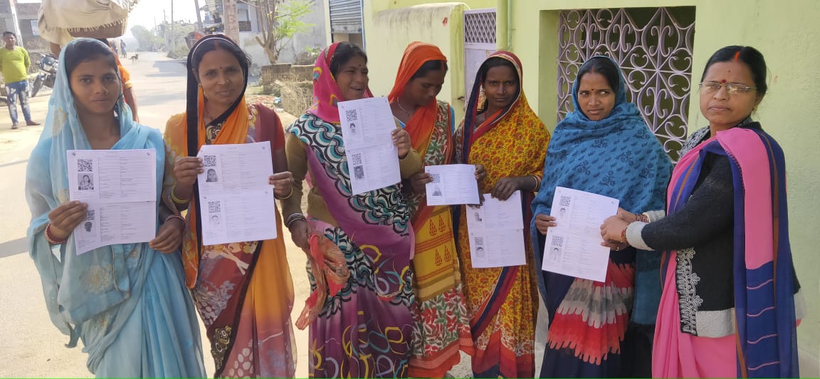DC_Hazaribag's tweet photo. Voter slip distribution at #Katkamdag of #Hazaribagh....
#12December
#GoVoteHzb
#JharkhandKaVoteParv https://t.co/jyeclBvbrc