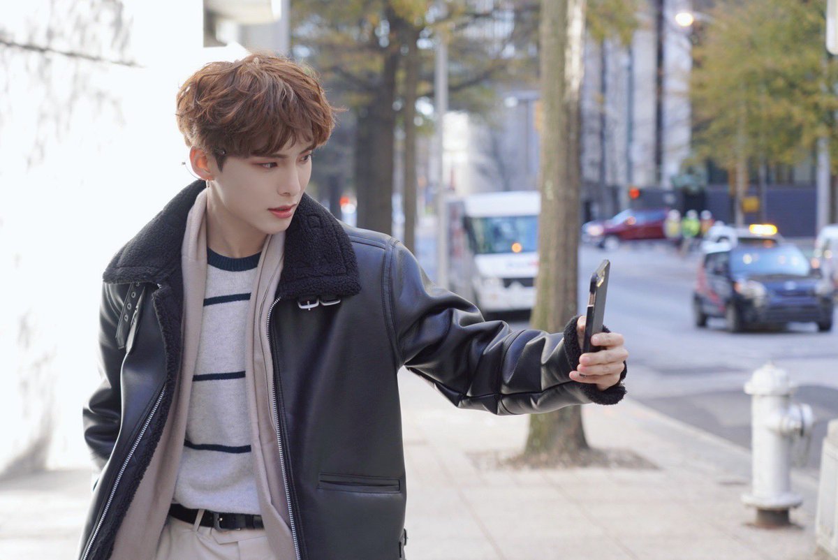 official_ACE7's tweet photo. [#ACE_PHOTO] 📸

주니 브이앱 셀카 비하인드!
뽀나스컷 차니랑 주니랑😀

#김비트의_밀착취재📸
#ACEinAtlanta
#ACE #에이스 https://t.co/hEVAxcDofX
