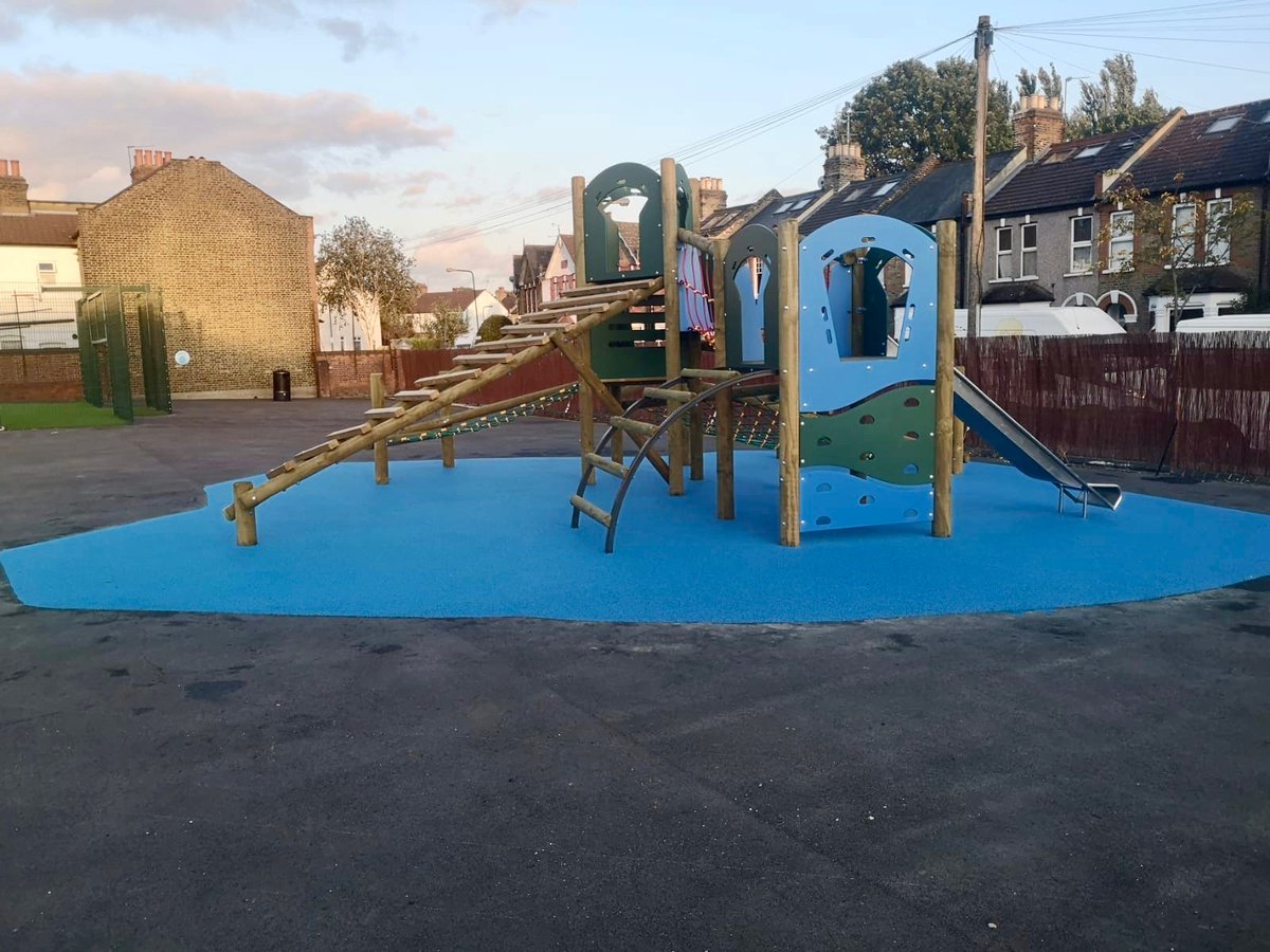 #ThrowbackThursday to August when the weather was warmer - how great does this one look with the surfacing down?

#playgrounds #playgroundinstaller #wearemabel #wetpour #trimtrails #schoolplaygrounds #playmuststay