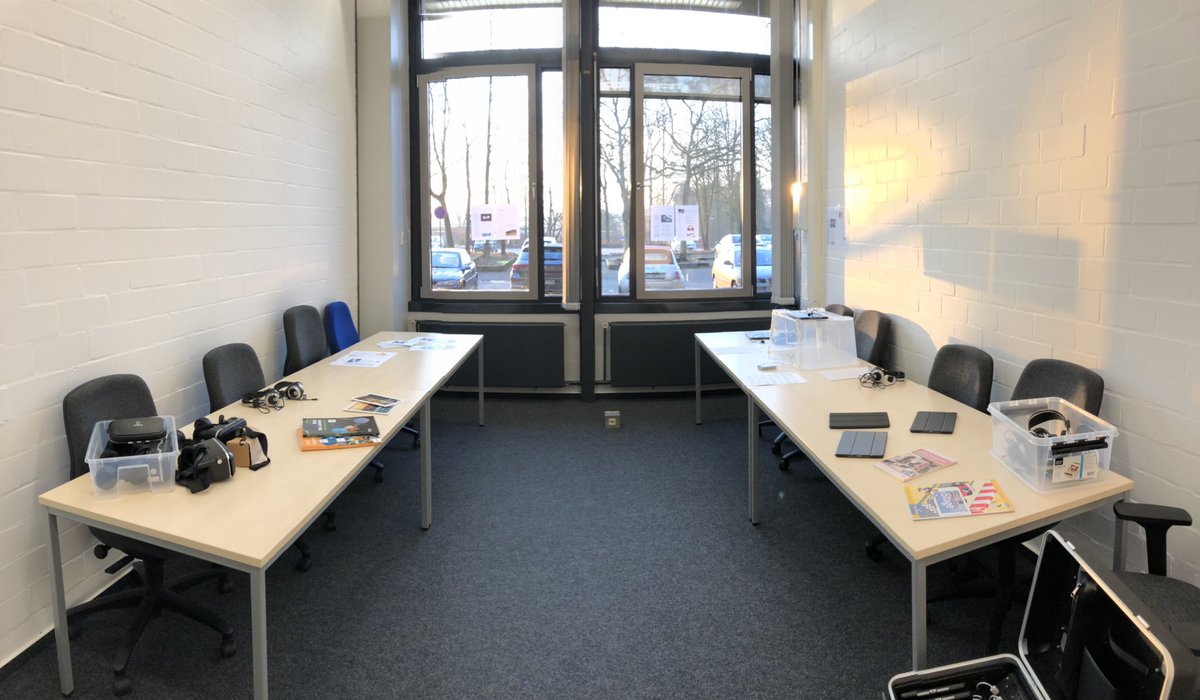 Im Projekt #LehrkräftePlus geht es heute um das Thema „Lernen und Lehren in einer digital geprägten Welt“. Passend dazu gibt es Tablets und VR-Brillen zum Ausprobieren. #digitaleBildung #LKplus