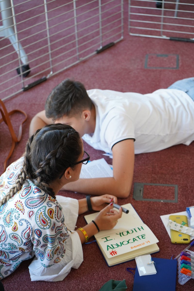 maripilict's tweet photo. Diferentes países, diferentes lenguas, una misma pasión.
Educar con el corazón. 💞
#DiaInternacionaldelVoluntariado
#DBYN #Budapest #CJSAncora #IYouthAdvocate https://t.co/QFMVGtkIDp