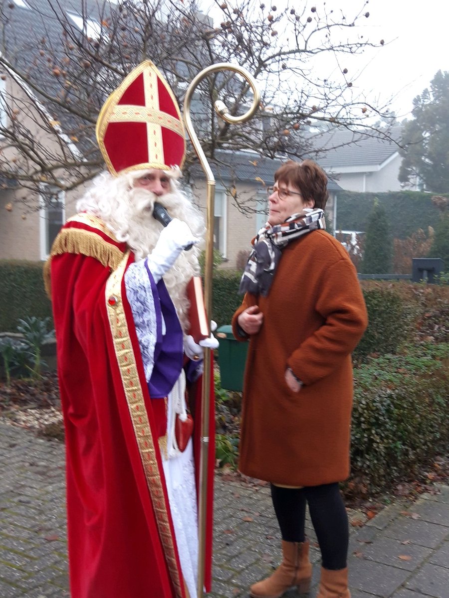 Achterweg's tweet photo. Sinterklaas met Pieten zijn gearriveerd. Het feest kan beginnen. #sinterklaas https://t.co/7ilmUhWn4u